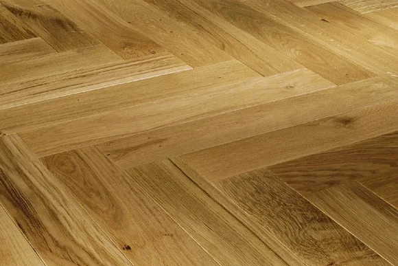 Heller Holzfußboden im Fischgrätmuster